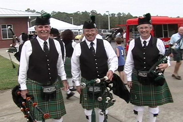 janetplaysbagpipesforesteroflfirehousededicationoct2006.jpg